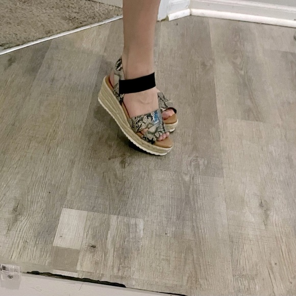 Anne Klein Snakeskin Wedges with Black Strap - Picture 1 of 8